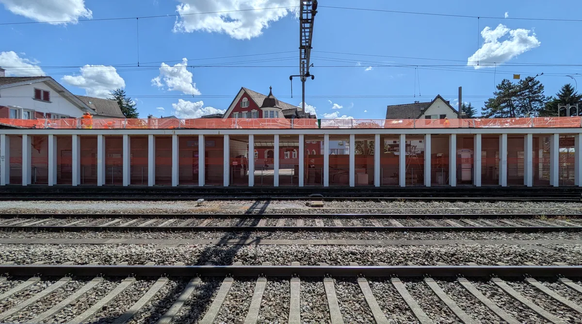 Das Vordach des Bahnhofs wird derzeit saniert. Die Stützen sind dazu da, die Konstruktion während der Bauarbeiten zu stabilisieren. Man sieht das Vordach eines Bahnhofs.